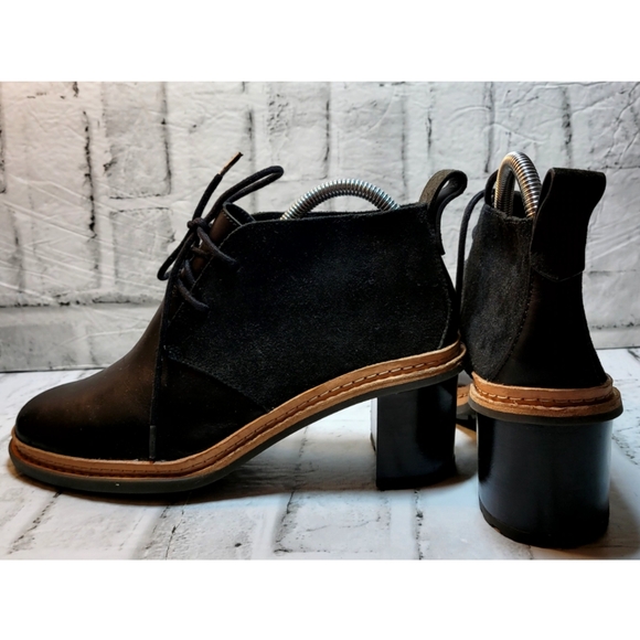 CLARKS Ankle Boots Womens 7.5M Black Leather Suede Lace-Up Contrast Trim Goth - Picture 4 of 11